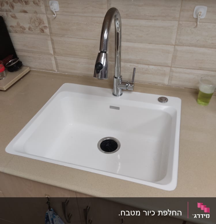 כיור מטבח עם ברז נירוסטה גבוה